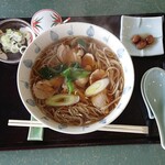 手打ちそば 蕎麦花 - かしわそば　930円