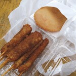 岡重肉店 - わたしはホンモン揚を6本とハムカツを1枚。先輩は沢山買ってましたね。コロッケも買ってました。