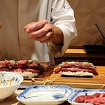 銀座 しのはら - 太巻きを作ってる