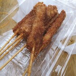 岡重肉店 - ホルモン揚とは何か？竹輪欠片の串揚げです。竹輪一本をふたつに切ると土管状のものがふたつ出来ます。それを更に各々1/4に(時計に例えると0分.15分.30分.45分のところで)切ります。1本から8本誕生