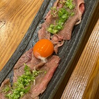 国産霜降り和牛炙り卵黄乗せ