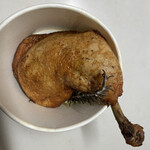 Bisutoro Ookami Dwu - 【大山鶏骨付きモモ肉のコンフィ】シンプルな味付けで、鶏の素材の味が楽しめる！バルサミコ酢も美味しい！