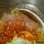 辣香坊 - 紅く香辛料がかかった牛肉