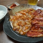 焼肉 八島丹山 - 満腹セットのお肉(上バラ×1、ホルモン×2)、キムチ、ライス