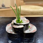 日本橋蛎殻町 すぎた - イワシとガリとあさつきの海苔巻き