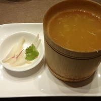 天厨菜館 銀座店 - 竹筒入りフカヒレとタラバ・ズワイ・蟹の卵の特製スープ