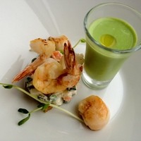ブラッスリー ポール・ボキューズ 大丸東京 - 前菜 グラスのスープを掛けて食べます。