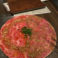 原宿焼肉 KINTAN - プラチナタン＆サーロインのユッケ ハーフ＆ハーフ