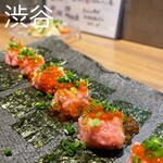 地下だけど入ったら雰囲気が良くて料理人がしっかり食事を作ってお酒もたくさんあって楽しいお店。ごんべえ - 