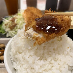 わ楽 - ②チキンカツにソースちょいがけ　オンザライス  