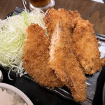 わ楽 - ②サーモンフライ(手前)、チキンカツ(奥)