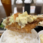 わ楽 - ②サーモンにタルタルソースでオンザライス  