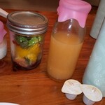 Hananomori Kurarisu - 左から、①ヨーグルト　②サラダ　③オレンジジュース　④ドリップコーヒー(水筒)