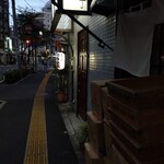 煮干し中華そば 一剣 - 隣のスナックからは歌声が漏れ聞こえる