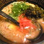 Ramen Yamabiko - 高菜、紅しょうがをたっぷり乗せて…