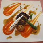 フレンチレストランMori - 近海でとれたイサキのグリル　丸オクラとマコモ茸のグリエを添えて タマリンドを加えた甘酸っぱい赤ピーマンのクーリと（+500