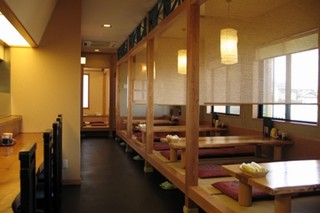 Taishuukappou Fuki - カウンター席と小上がり席、奥に小部屋