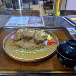 キッチン あずま - スパイシーチキンカレーお味噌汁付き
      これで、税込 ９８０ 円‼️