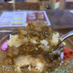 キッチン あずま - ひと口…口に運べば…スパイスの風味が口の中に広がり…
      なんとも至福な気持ちに