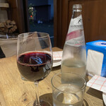 ピッツェリア イル・タンブレッロ - グラスワインの赤とミネラルウオーター