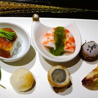 分とく山 - 前菜：ピーナツ豆腐、海老とホタテ、きぬかつぎ、からすみもち、牛蒡の穴子巻