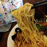 らーめん おっぺしゃん - 麺リフト⤴️麺に豚骨味噌スープが絡んできます(*^^)v