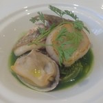 レストラン ラ・フロレゾン・ドゥ・タケウチ - プリプリの帆立、大っきなアサリ、皮目が香ばしいスズキ。下には季節の野菜が♬