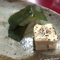霞月楼 - 羽太昆布〆の桜葉包み
                  チーズ香味焼
