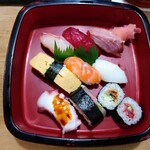Maruman Sushi Honten - 令和4年9月 ランチタイム
                        寿司盛り合わせ 850円
                        にぎり7貫、棒寿司、細巻き2切れ、小鉢、赤出汁