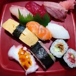 丸万寿司本店 - 令和4年9月 ランチタイム
            寿司盛り合わせ 850円
            にぎり7貫、棒寿司、細巻き2切れ、小鉢、赤出汁