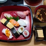 Maruman Sushi Honten - 令和4年9月 ランチタイム
                        寿司盛り合わせ 850円
                        にぎり7貫、棒寿司、細巻き2切れ、小鉢、赤出汁