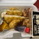 鶏笑 - 料理写真:鶏笑弁当の唐揚げには胸肉が２枚４つ、もも肉が２個と甘酢とタルタルソースがセットになってました。