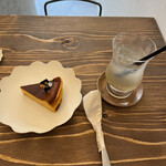Hanacafe - カボチャのチーズケーキ。
                      ラデウェアのソーダ。