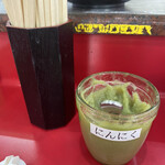 ラーメン 杉田家 - 緑のにんにくが印象的で思わずパチリ