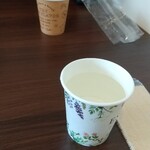 おやつ カフェ ニコプラス - お水のカップもかわいい