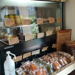 おやつ カフェ ニコプラス - ショーケースはこじんまり