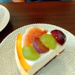 おやつ カフェ ニコプラス - ぶどうといちじくのケーキ