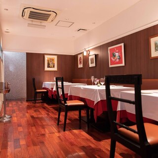 落ち着いた雰囲気の店内、半個室のお席もあります。