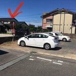 Hourai Ken - 赤線にラーメンの幟旗がある第２駐車場