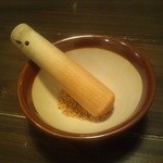 ラーメン オギカワ - 坦々麺に付属のゴマ