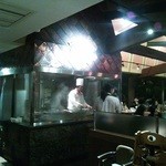 ハングリータイガー - 名物、ガラス張りのチャコールグリル。