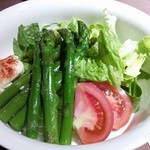 ハングリータイガー - アスパラガスサラダＬサイズ７８０円。
