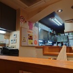 松富 - 店内入ってすぐのコの字カウンター内。