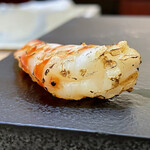 兄弟寿し - 先に提供の車海老の尻尾側塩焼き