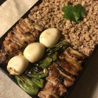 焼鳥 おみ乃 - 焼き鳥弁当はそぼろと鶏、ししとうにうずら卵