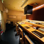 Nihombashi Tempura Uoshin - ◎カウンター席では職人が目の前で揚げた天ぷらを食べる事ができる。