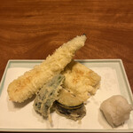 上野 味喜庵 - 穴子天ぷら１２００円。穴子一本とピーマン、茄子の天ぷらです。ホクホクの穴子は、専門店顔負けの出来栄え。とーっても美味しかったです（╹◡╹）（╹◡╹）