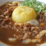 月の湯舟 レストラン - 肉入り淡路玉ねぎまるごとカレーうどん