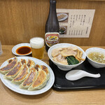 横浜とんとん - 餃子¥320×2、瓶ビール¥470、チャーシュー丼¥450