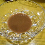 鮨処 酒主 - さんまのお刺身は秋刀魚の肝のたれにつけて。